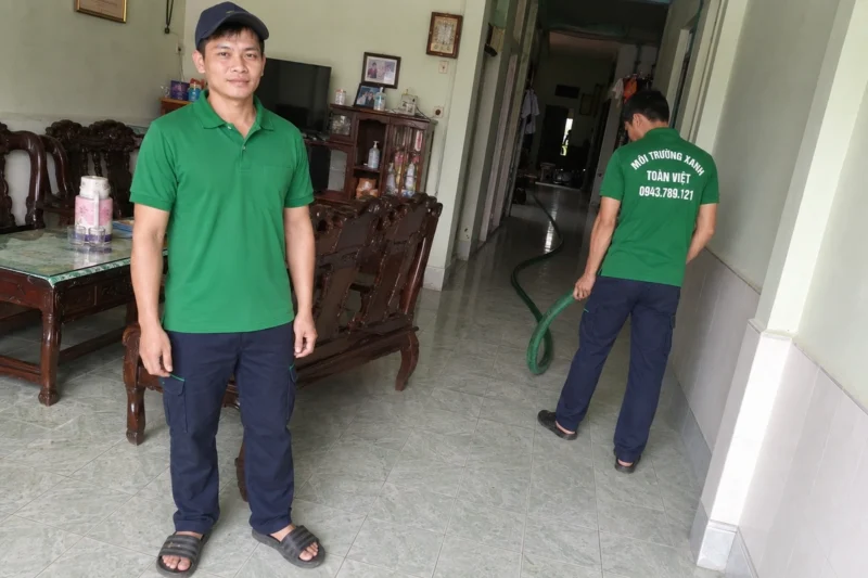 Nhân viên dẫn ống hút vào khu vực bên trong nhà