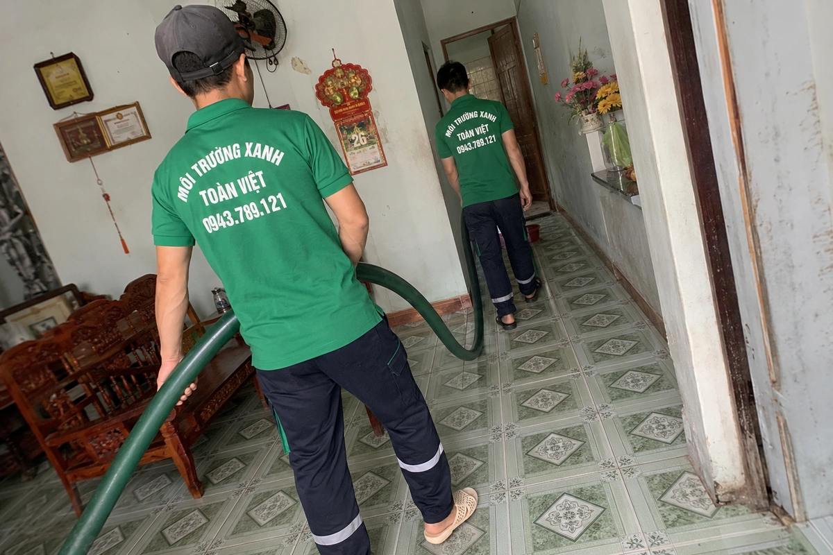 Hút Hầm Cầu Phù Mỹ: Hầm Trên Cát, Sạch Vùng Nuôi 24/7 11 Nhân viên kéo ống hút vào trong nhà để tới miệng hầm