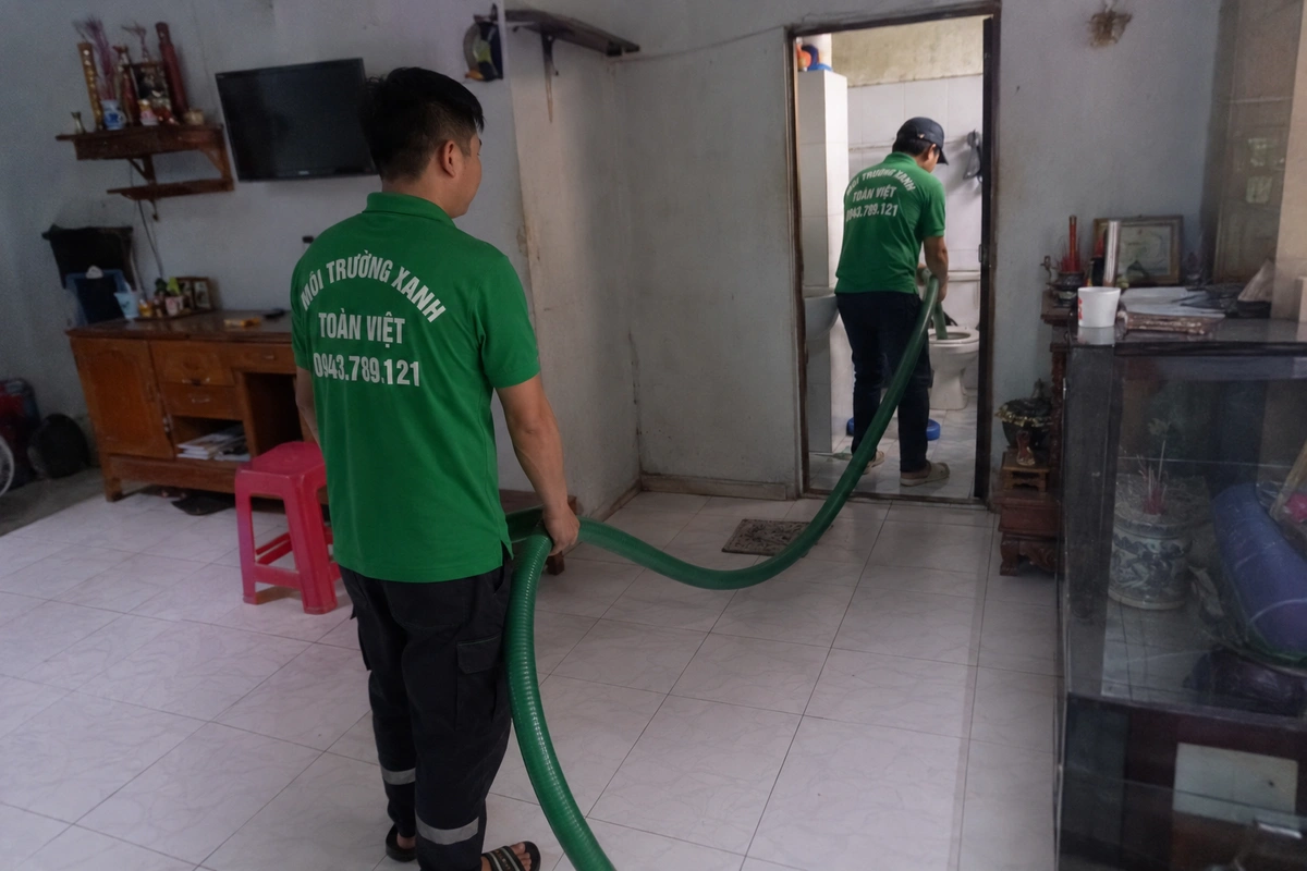 Hút Hầm Cầu Nghệ An: Báo Giá Sau Khi Xem Đường Vào Xe 15 Nhân viên kéo ống hút vào trong nhà để tới miệng hầm
