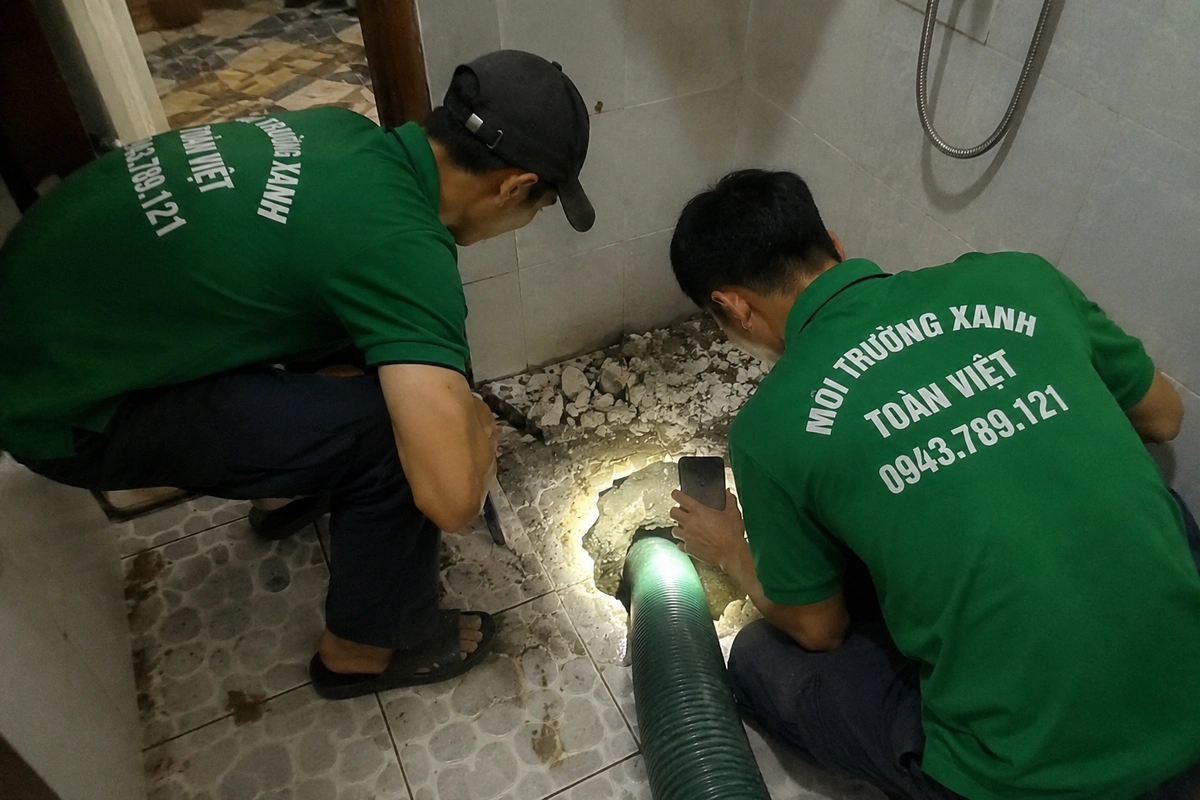 Nhân viên soi đèn kiểm tra miệng hầm cầu