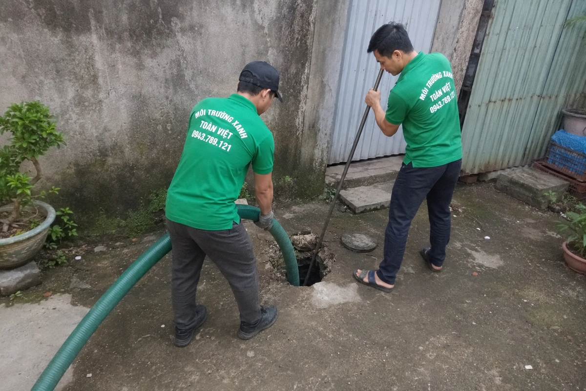 Nhân viên hút hầm cầu tại khu dân cư vùng núi Vũ Quang