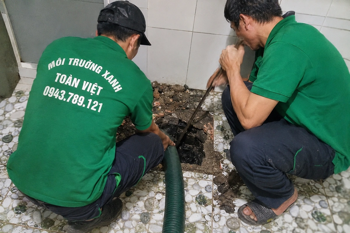 Hút Hầm Cầu Tây Giang 24/7, Báo Giá Theo Khối | Đo Đồng Hồ Xe 12 Nhân viên kiểm tra miệng hầm cầu trong lúc hút