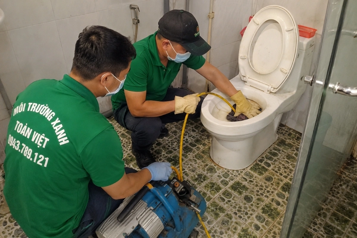 Thông Bồn Cầu Quế Phong 24/7 | Kiểm Tra Xả Yếu, Trào Ngược 14 Kỹ thuật viên xử lý bồn cầu bị nghẹt bằng máy lò xo