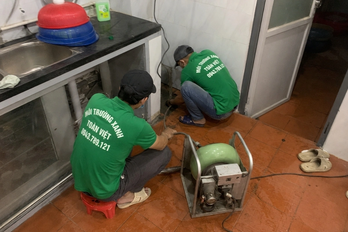 Nhân viên thông cống thoát nước khu bếp