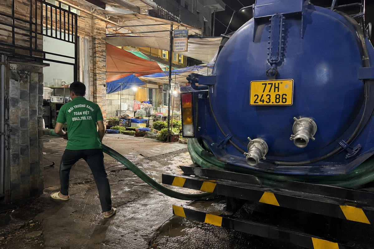 Xe hút hầm cầu vào tận đường nhỏ khu dân cư tại Bình Định