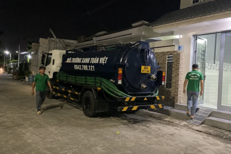 Xe bồn đỗ trước nhà trong ca làm ban đêm – hút hầm cầu Bình Thuận, Môi Trường Xanh Toàn Việt