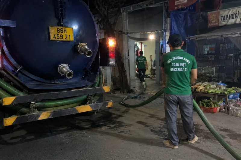 Nhân viên cạnh tuyến ống hút trong ca buổi tối – hút hầm cầu Bình Thuận, Môi Trường Xanh Toàn Việt