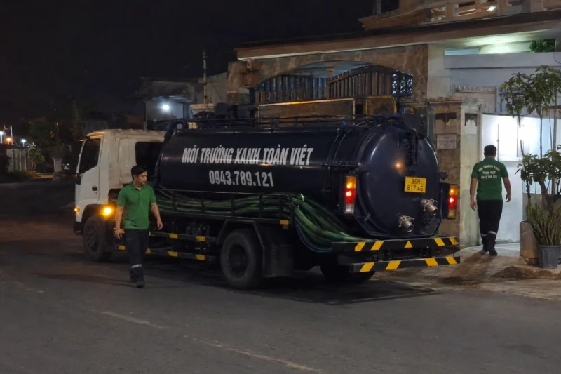 Xe bồn và tuyến ống trong ca làm buổi tối – hút hầm cầu Bình Thuận, Môi Trường Xanh Toàn Việt