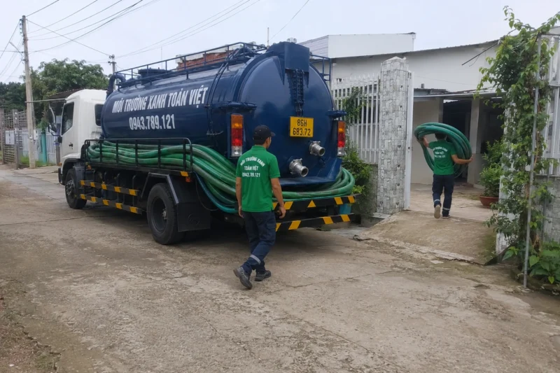Xe bồn và nhân viên trong khoảng sân trước nhà – hút hầm cầu Bình Thuận, Môi Trường Xanh Toàn Việt