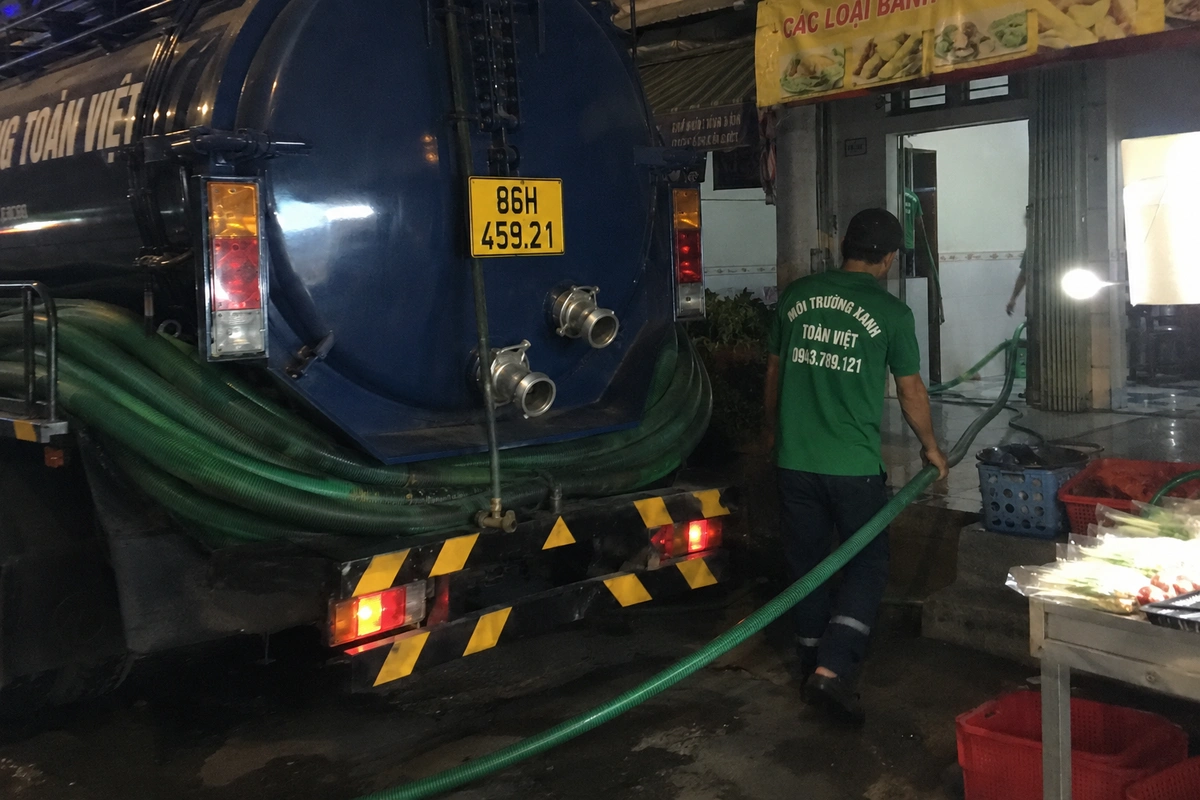 Xe hút hầm cầu đậu cạnh dãy hàng quán tại Bình Thuận