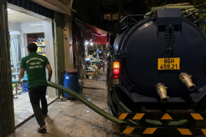 Đường ống hút đi từ xe vào nhà trong ca buổi tối – hút hầm cầu Bình Thuận, Môi Trường Xanh Toàn Việt