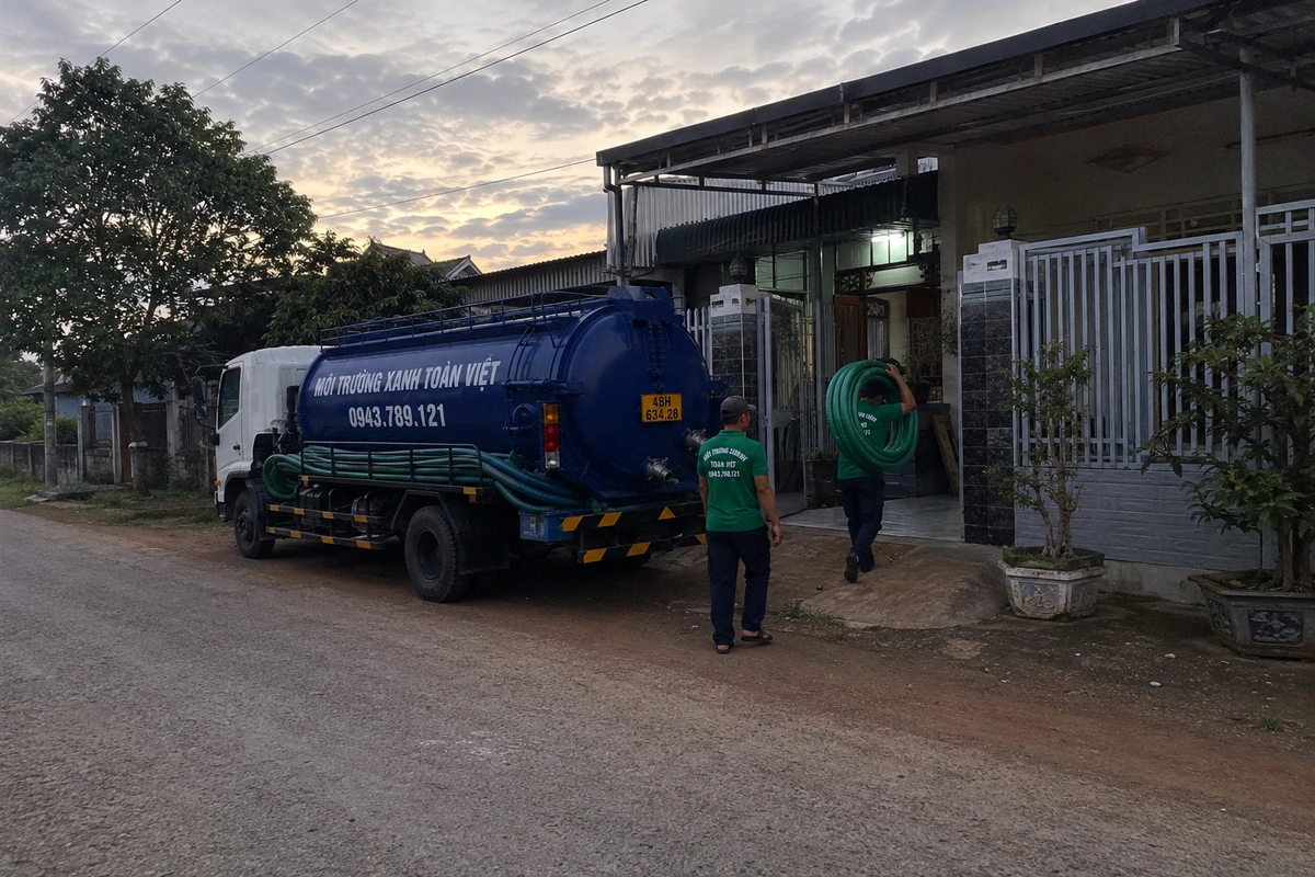 Xe hút hầm cầu đậu trước nhà dân tại Đắk Nông