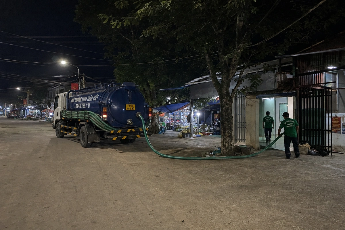 Hút hầm cầu Pleiku 24/7, đo theo m³ và theo khối rõ 12 Xe hút hầm cầu trên đường vào khu dân cư tại Gia Lai