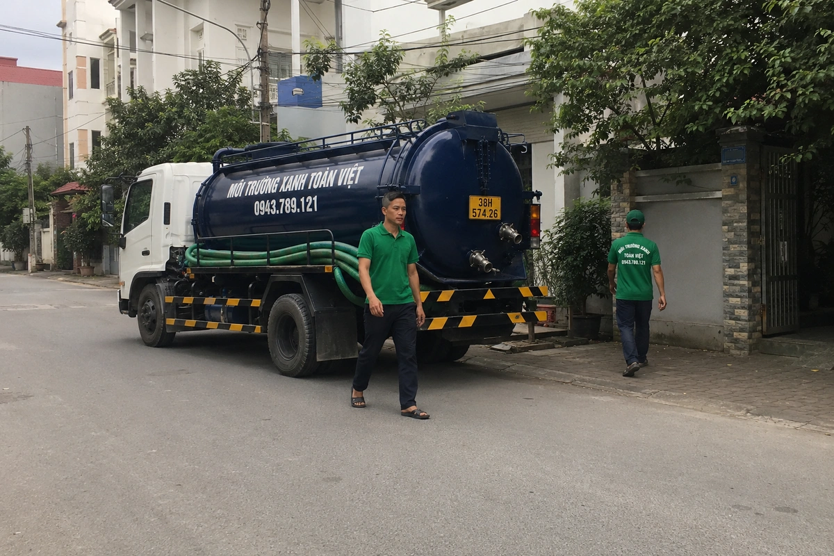 Hút Hầm Cầu Lộc Hà 24/7 | Báo Giá Trước Khi Làm 8 Xe hút hầm cầu Môi Trường Xanh Toàn Việt đỗ trước cổng nhà tại Hà Tĩnh