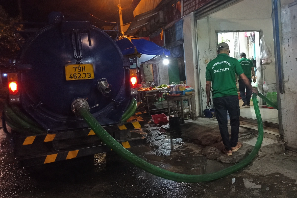 Xe hút hầm cầu đậu cạnh dãy hàng quán tại Khánh Hòa