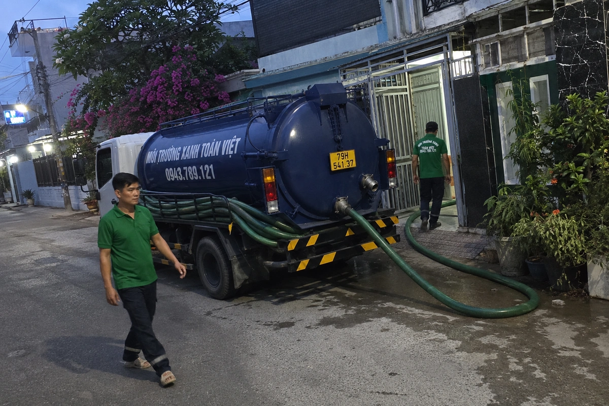Xe hút hầm cầu làm việc trên đường ướt sau mưa tại Khánh Hòa