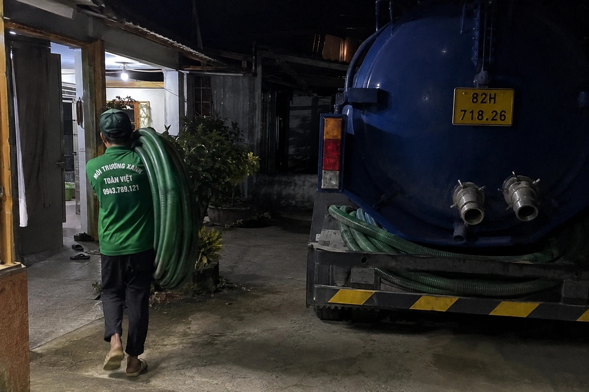 Nhân viên vác cuộn ống hút từ xe vào nhà khách tại Kon Tum