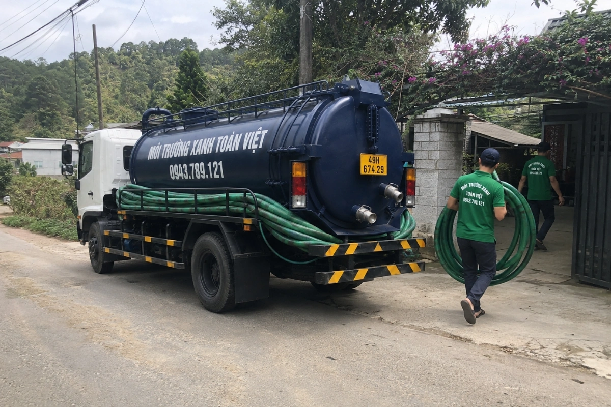Hút Hầm Cầu Đà Lạt: Khảo Sát Đường Dốc, Hẻm Nhỏ 15 Xe hút hầm cầu trên đường dốc khu dân cư tại Lâm Đồng