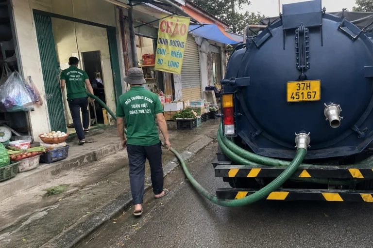 Xe hút hầm cầu đậu cạnh dãy hàng quán tại Nghệ An