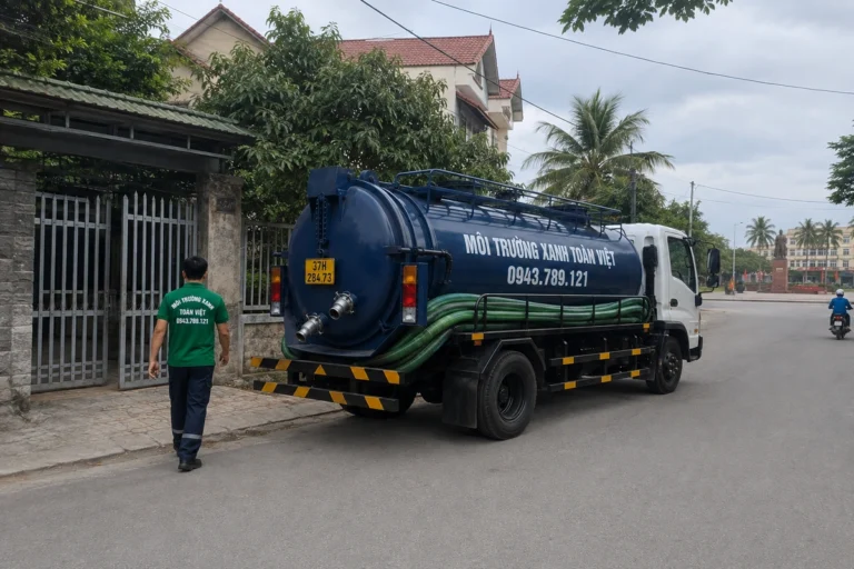 Xe hút hầm cầu đậu trước nhà dân tại Nghệ An