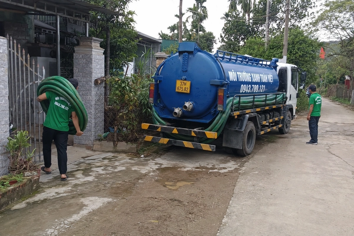 Nhân viên vác cuộn ống hút từ xe vào nhà khách tại Nghệ An