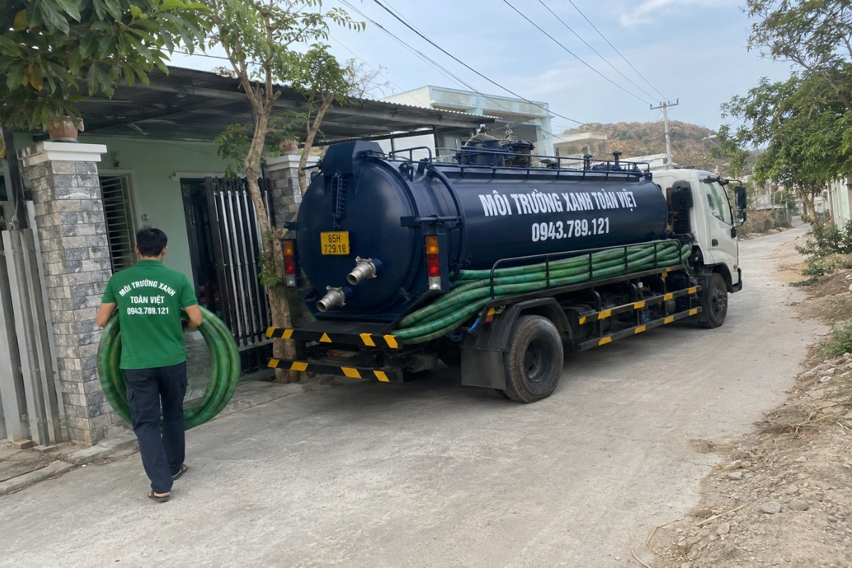 Hút Hầm Cầu Ninh Sơn: 4 Cái Khó Của Vùng Núi Cửa Ngõ Đà Lạt 12 Xe hút hầm cầu đậu trước nhà dân tại Ninh Thuận
