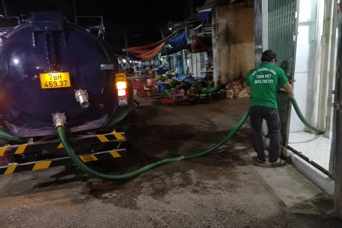 Xe hút hầm cầu đậu cạnh dãy hàng quán tại Phú Yên