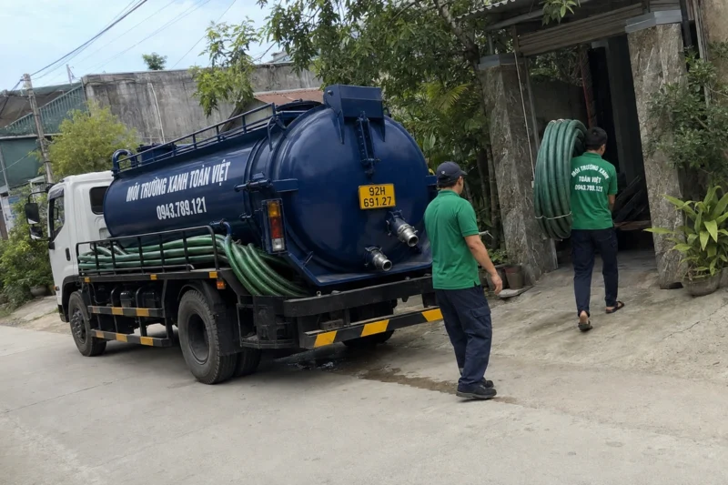 Hút hầm cầu Quảng Nam giá rẻ uy tín | Toàn Việt 35 Xe bồn và nhân viên tại khu vực trước nhà