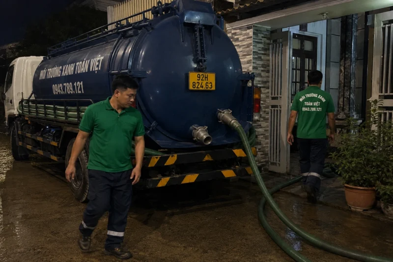 Hút hầm cầu Quảng Nam giá rẻ uy tín | Toàn Việt 29 Nhân viên bên ống dẫn phía sau bồn xe