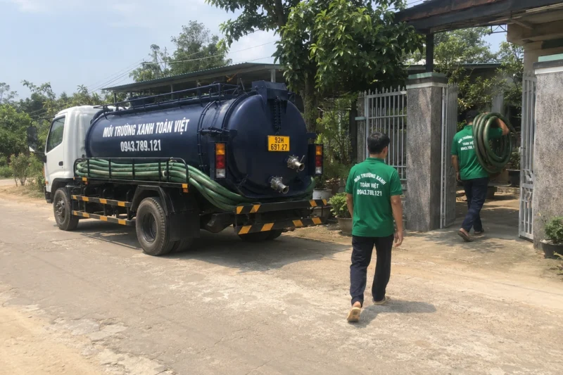 Hút hầm cầu Quảng Nam giá rẻ uy tín | Toàn Việt 30 Xe bồn tại vị trí đỗ trước cổng nhà