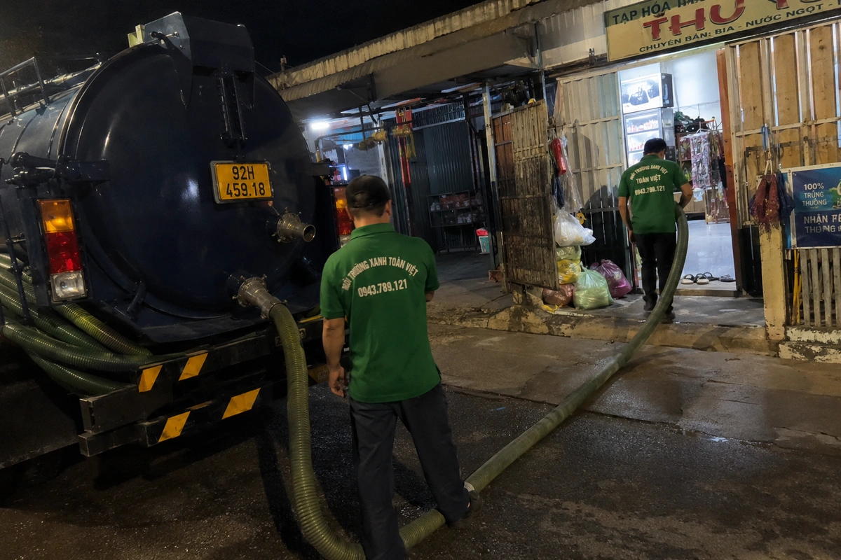 Hút Hầm Cầu Phú Ninh 24/7, Báo Giá Theo Khối | Đo Đồng Hồ Xe 8 Xe hút hầm cầu đậu cạnh dãy hàng quán tại Quảng Nam