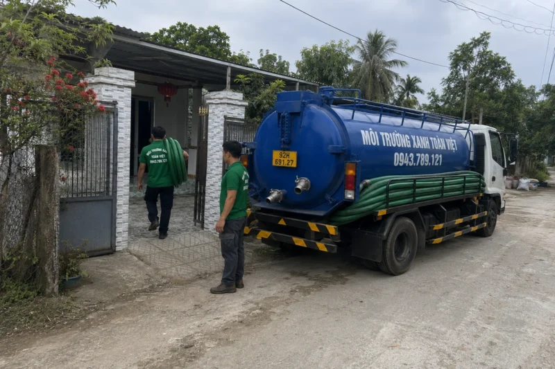 Hút hầm cầu Quảng Nam giá rẻ uy tín | Toàn Việt 31 Nhân viên cùng xe bồn tại khoảng sân ban ngày
