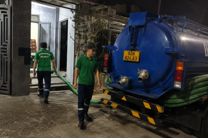 Hút hầm cầu Quảng Nam giá rẻ uy tín | Toàn Việt 43 Nhân viên dẫn ống tại phía sau bồn xe