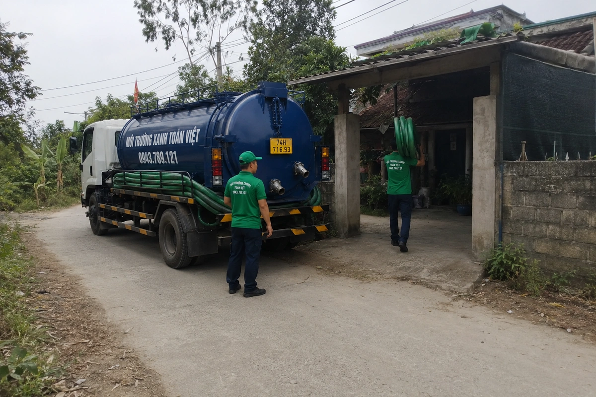 Xe hút hầm cầu trên đường vào khu dân cư tại Quảng Trị