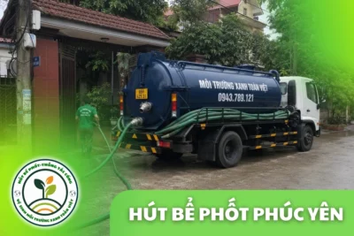 Xe hút bể phốt và ống hút trước nhà tại Phúc Yên