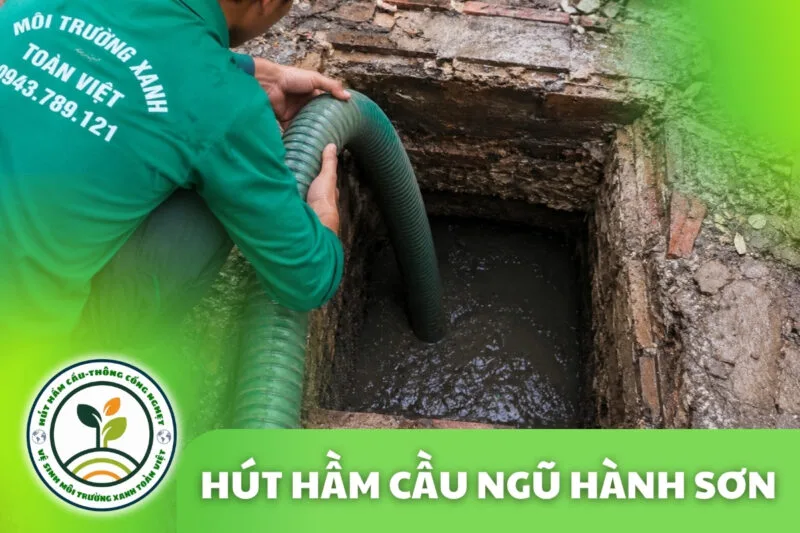 Hút hầm cầu Ngũ Hành Sơn giá rẻ uy tín | Toàn Việt 32 Hình bìa có chữ Hút hầm cầu Ngũ Hành Sơn, bàn tay đưa ống hút vào miệng hầm