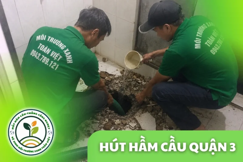 Hút hầm cầu Quận 3: hai nhân viên Toàn Việt thao tác với ống tại điểm mở trên nền nhà