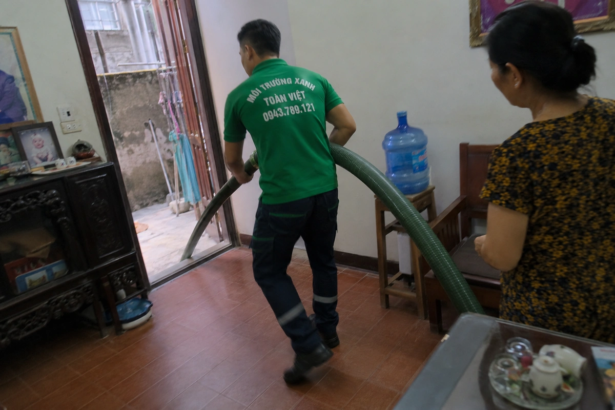 Nhân viên vận chuyển đường ống vào bên trong công trình