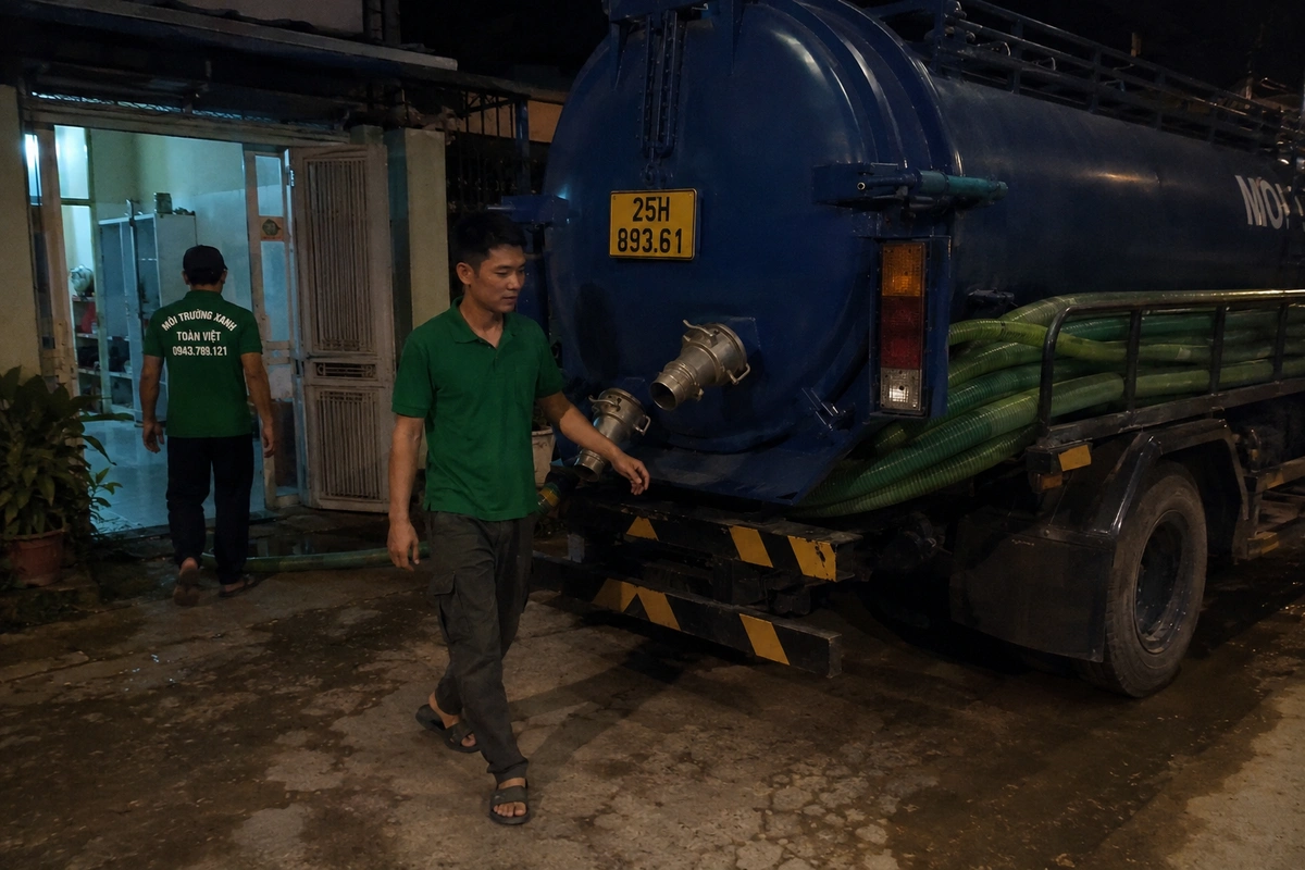 Nhân viên triển khai đường ống hút tại công trình