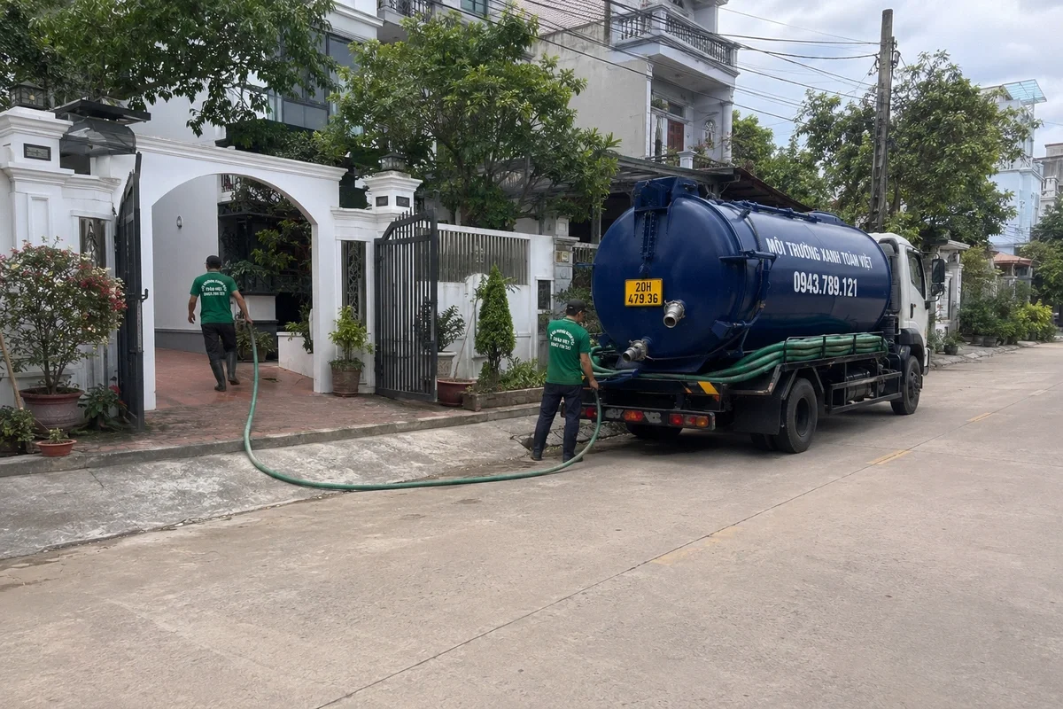 Hút Bể Phốt Tại Phú Lương | Báo Rõ | Xanh Toàn Việt 11 Xe hút bể phốt làm việc tại khu dân cư