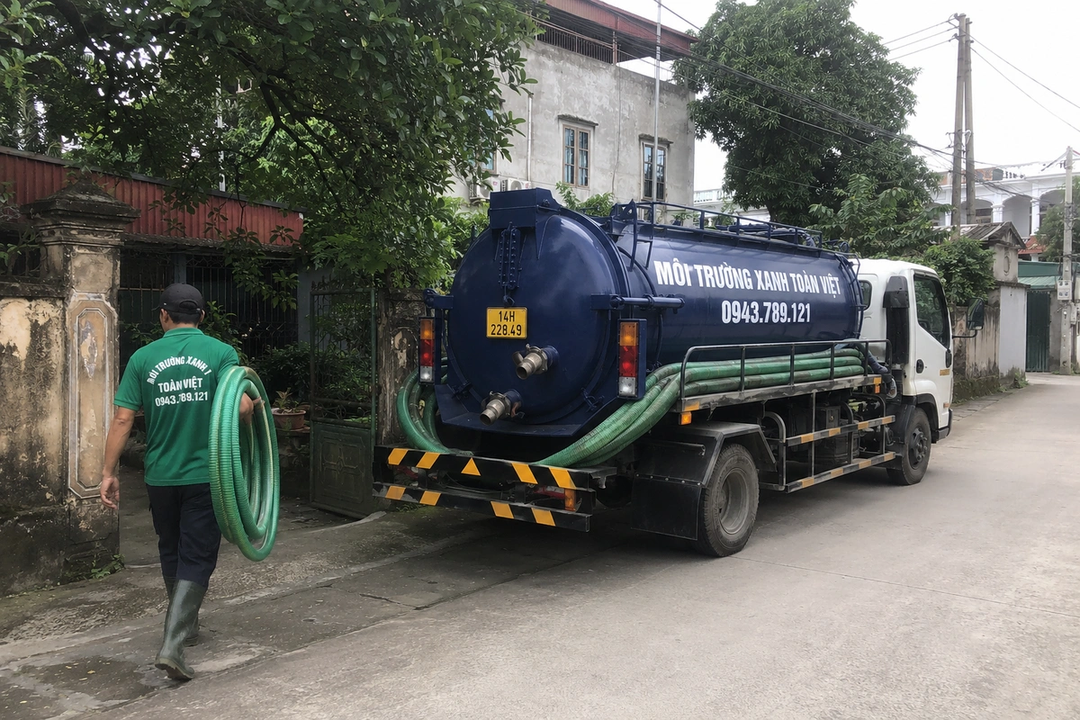 Xe hút bể phốt làm việc tại khu dân cư