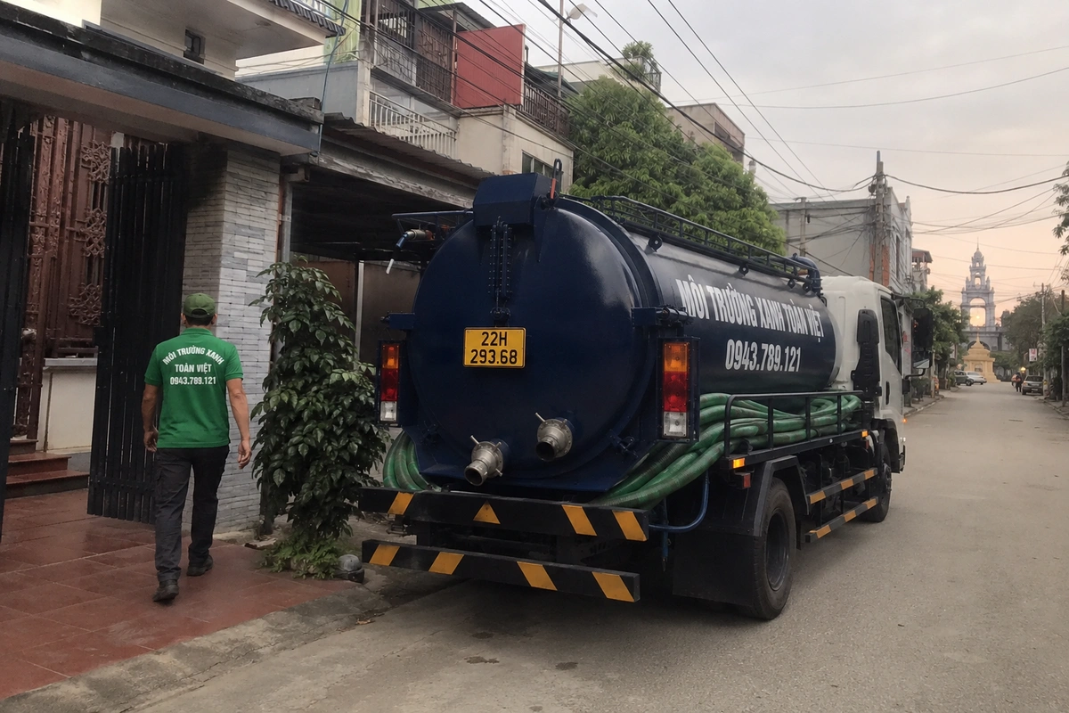 Hút Bể Phốt Tại Sơn Dương, Thợ Đến Nhanh 24/7 Tuyên Quang 9 Nhân viên triển khai đường ống từ xe hút bể phốt