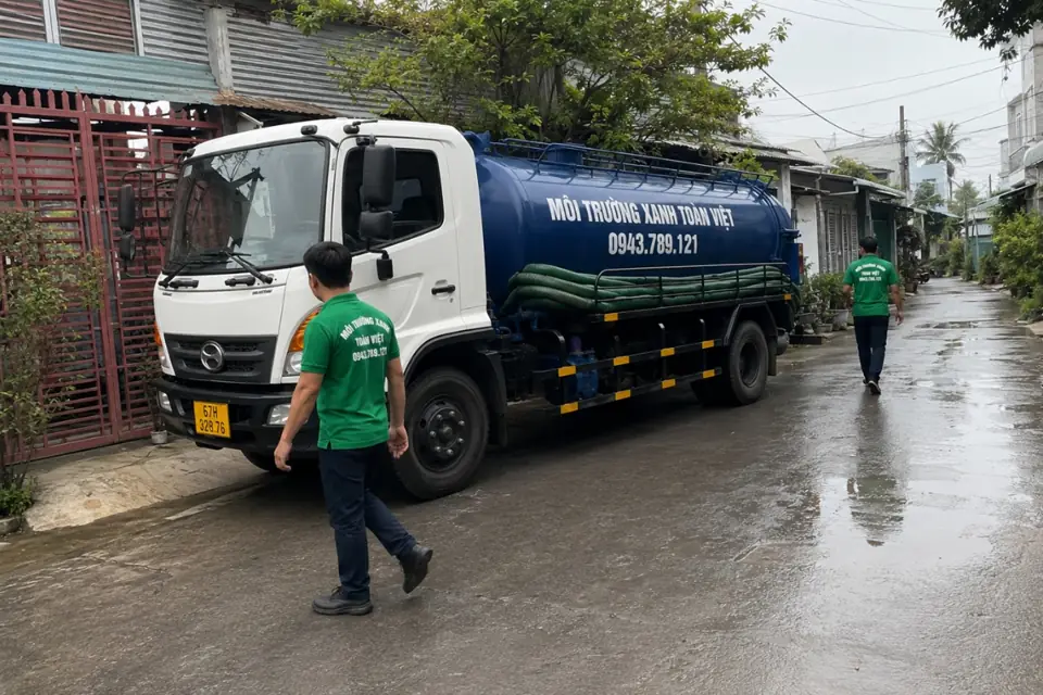 Xe bồn và nhân viên trên đường vào nhà trong bộ ảnh An Giang