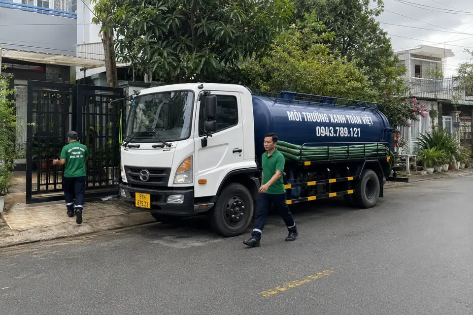 Xe bồn hút hầm cầu trong thư viện An Giang của Toàn Việt