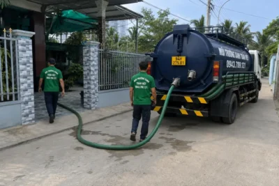 Xe bồn và nhân viên kéo ống ngoài cổng – hút hầm cầu Bạc Liêu của Toàn Việt