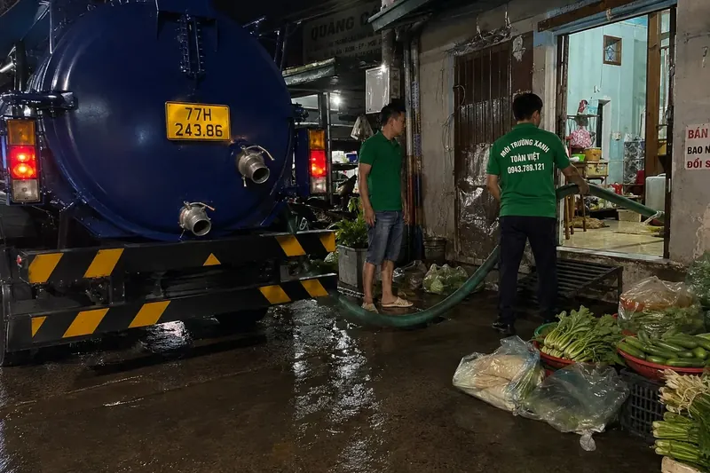 Hút hầm cầu Bình Định – Môi Trường Xanh Toàn Việt 35 Xe bồn và tuyến ống vào nhà khi trời tối
