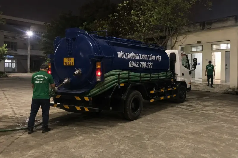 Hút hầm cầu Bình Định – Môi Trường Xanh Toàn Việt 40 Xe Toàn Việt trong khu vực đỗ ban đêm