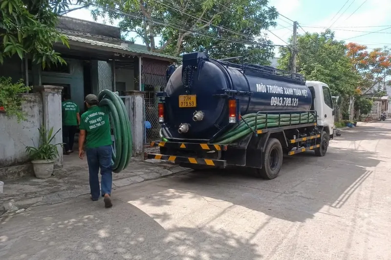 Hút hầm cầu Bình Định – Môi Trường Xanh Toàn Việt 42 Xe hút và tuyến ống từ cổng vào sân