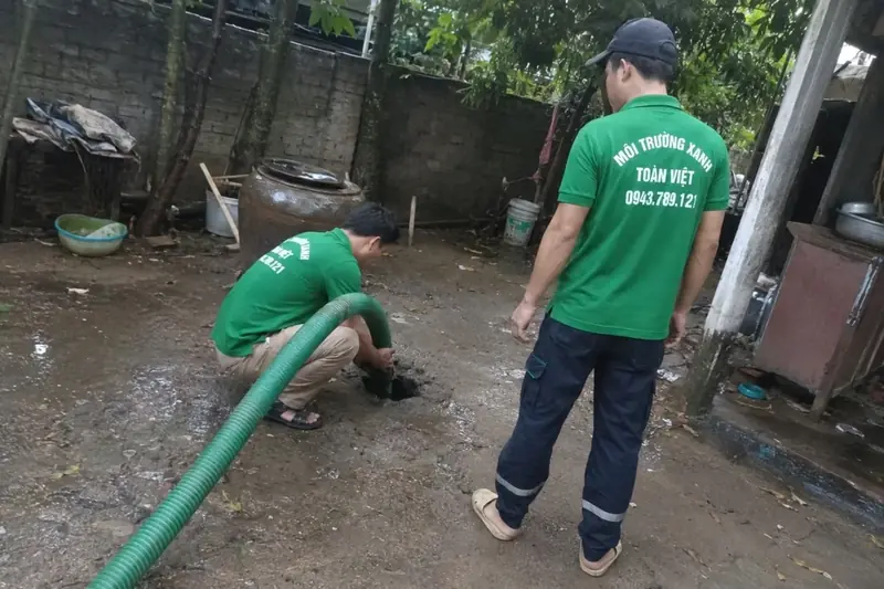 Nhân viên thao tác với ống hút trên lối đi