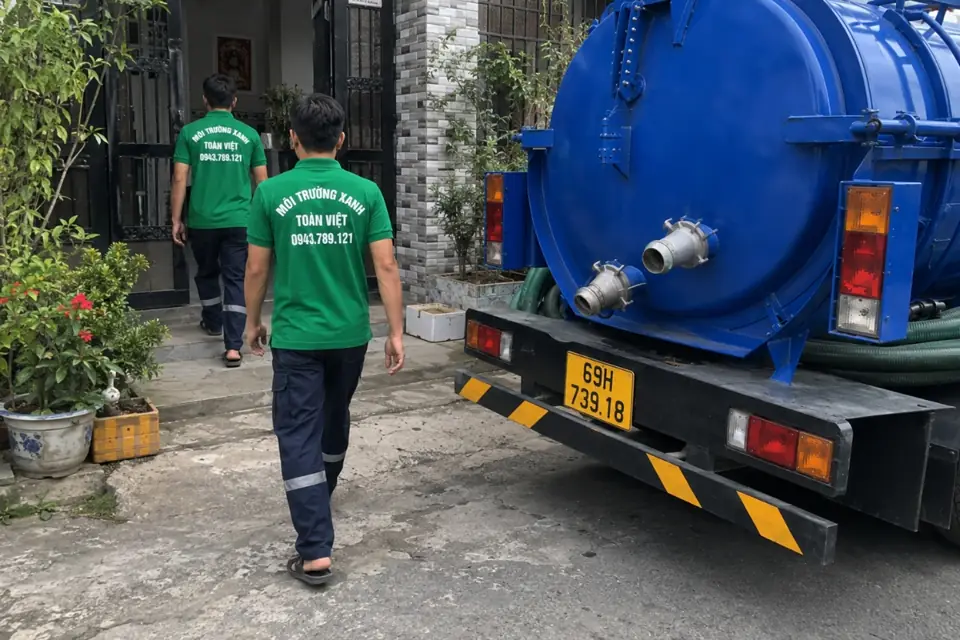 Nhân viên đứng tại lối vào và phía sau xe